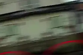 男子下河摸鱼，结果泳裤掉了还不肯上岸图片