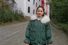 重庆小姐姐探访，深山里废弃的5层楼房，看看她发现了什么视频封面