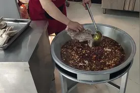 农村小伙到饭店吃羊骨头，大厨历经三个小时，炖了一锅羊蝎子视频封面