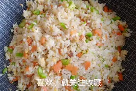 一碗剩米饭两个鸡蛋，配上青椒胡萝卜，简单美味的蛋炒饭就好了