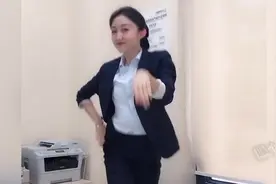 银行小姐姐跳乌龟组合Bingo舞蹈，搞笑味十足