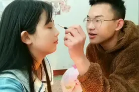 直男弟弟给我化妆效果会怎样？技术充分代表了男生，被按在床上打视频封面
