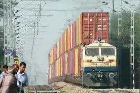 视频：火车运力就是牛，拉双层集装箱运输视频封面