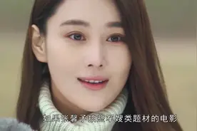 张馨予穿迷彩军装，坐楼梯自拍，网友：这是偷穿何婕的衣服吗？视频封面