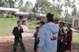 缅甸的格劳小镇大多数小孩都会英语,把不会英语的冯哥问晕了视频封面