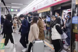 杭州乘公交车和地铁免费，为全民开放