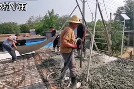 实拍农村建房封顶全过程，看看房顶是如何做出来的，为农民工点赞视频封面