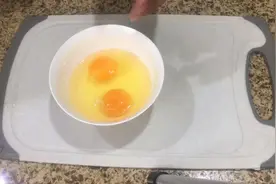鸡蛋的做法，一个简单的蚬子煎鸡蛋超级好吃，品尝鸡蛋的美味视频封面