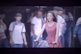 女孩天天穿宽松校服，结果换上红色连衣裙，男同学争着当同桌！