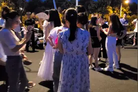 杭州下沙，先来先摆无摊费，摊位长达800余米远，摆摊人这么多啊视频封面