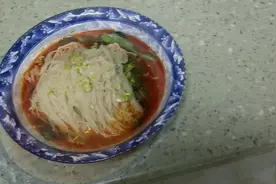 早餐面条试试四川人这样做，麻辣鲜香，不吃面条的就可吃2碗