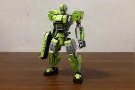 乐高玩家分享人形骨架MOC搭建技巧,想怎么装备机甲就看各人审美了视频封面