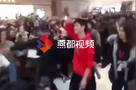 刘昊然现身石家庄与影迷见面：以后还会再来视频封面