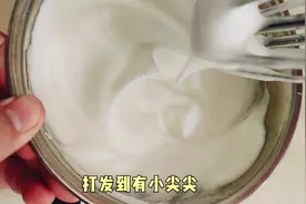 鸡蛋清的神奇吃法，打成泡泡烤一下，松软如云朵孩子一口气吃一个