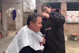 小伙头发太长：小颖3分钟剪个“圆寸头”发型，婆婆直说：真好看视频封面