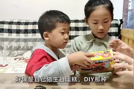 玩具拆箱：好可爱的彩泥套装，姐姐做迷你小蛋糕，还给弟弟过生日视频封面