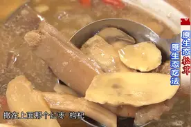 师傅教你松茸鸡汤的做法，制作简单营养丰富，让人看着很有食欲视频封面