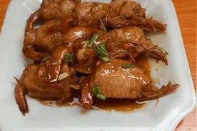 家中有大虾和鸡翅怎么烧好吃，推荐鸡翅烧大虾的做法，好吃好看