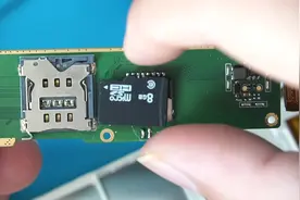 一台iPhone手机，开机测试居然中病毒啦，拆机看看还有一张sd卡视频封面