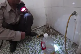 自来水水管堵了怎么办 看小伙是怎样通的 装修中一定注意保护管口视频封面