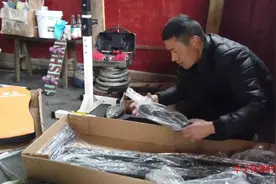 小伙的健身房终于搞好了，今天开始组装设备，准备开工了。视频封面