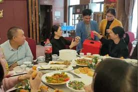 小霞公司吃年夜饭还抽奖红包，而且每个人都有，同事们都开心极了视频封面