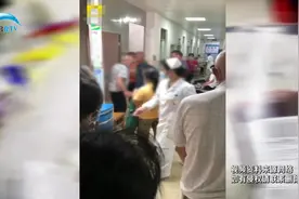 广西两老汉在医院里动手“打架” 网友们却一致叫好视频封面