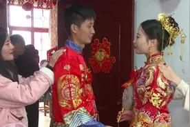 河北一体育老师娶了语文老师，追了她5年，猜猜有多漂亮？视频封面