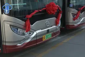 冬暖夏凉 绿色环保 天津900辆新能源纯电动公交车陆续上路视频封面