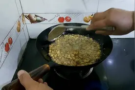 师傅做油炸裹面花生米，入口即化的酥脆，1人吃1盘都不够解馋视频封面