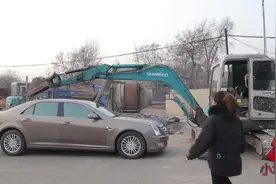 搞点儿乐：抠门老板拖欠工资，看小伙如何机智应对？太有才了