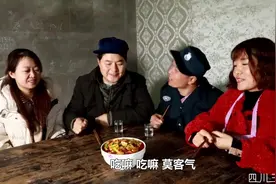 搞笑短剧：老表蹭饭用智商，最后却是螳螂捕蝉，黄雀在后！视频封面
