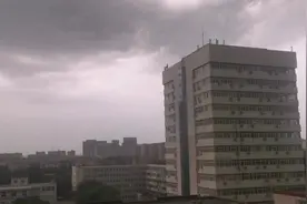 暴风雨要来的前奏，风太大伞都给刮折了视频封面