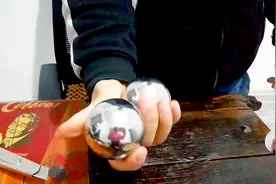 2公斤多的铁球托手里转，锻炼手指延缓衰老，佩服老祖宗的智慧！视频封面