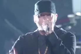 姆爷奥斯卡再唱《Lose Yourself》，全场明星起立鼓掌致敬！