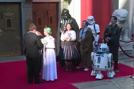 星战迷在洛杉矶中国剧院门口举行星球大战式的婚礼视频封面