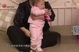 育儿大师：一岁宝宝爬行依然困难，专家提出用两根绳子帮忙解决