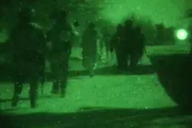 真实：阿富汗特种部队夜晚执行任务，清一色的美式装备视频封面