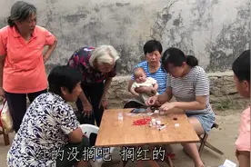 90后宝妈用胎毛制作纪念品，给宝宝独一无二的礼物，遭村民围观视频封面