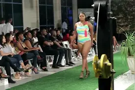 Nina Sharae @ Accra 时尚周 2019  大码模特胖胖女孩T台走秀视频封面