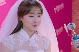 青春向前冲：美女直播向男友求婚，绿茶女眼看心上人要被抢走气极图片
