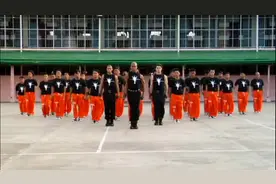 囚犯跳迈克杰克逊的舞蹈