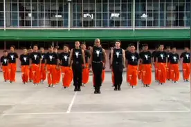 囚犯跳迈克杰克逊的舞蹈