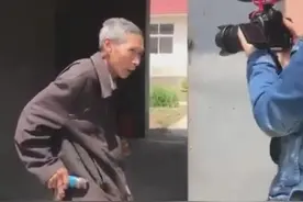 导演回访纪录片主角，曾经的破房子变成了小砖房