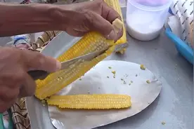 泰国小吃美食，玉米的切割技巧，国内见不到视频封面
