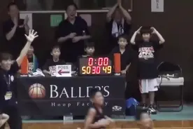 日本小学生篮球比赛，白队准备庆祝胜利，黑队一球绝杀，绝地反击视频封面