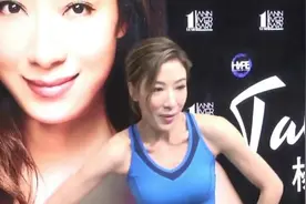 杨怡挺七个月孕肚首度露面 四肢纤瘦状态好 亲自开车载母亲外出视频封面