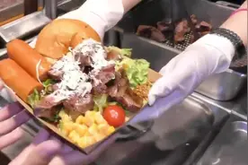 火烧麻辣牛肉粒首尔街头小吃  西式快餐到了韩国大家都排着队买视频封面