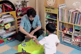 这该死的胜负欲！实诚王一博和萌娃玩游戏，竟然不知道让着点视频封面