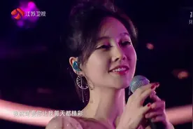 冯提莫，潘玮柏同台合唱《不得不爱》视频封面